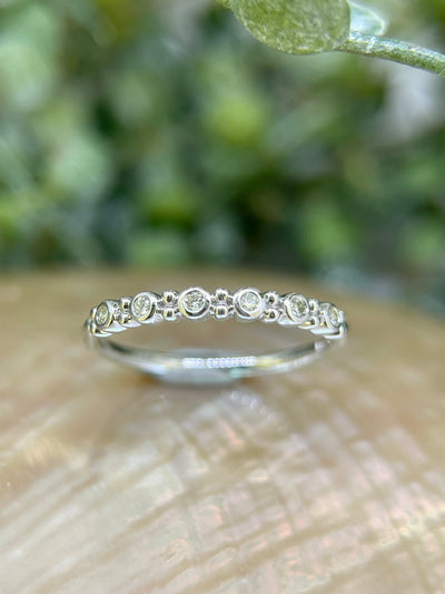 9ct White Gold & Diamond ring