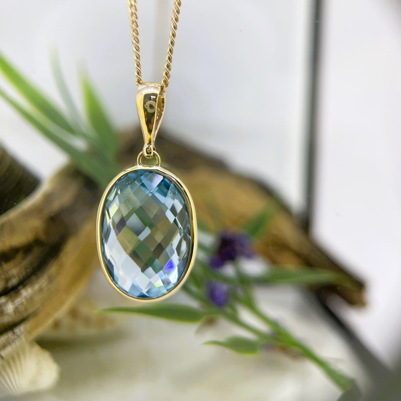 9ct Yellow gold Blue Topaz pendant