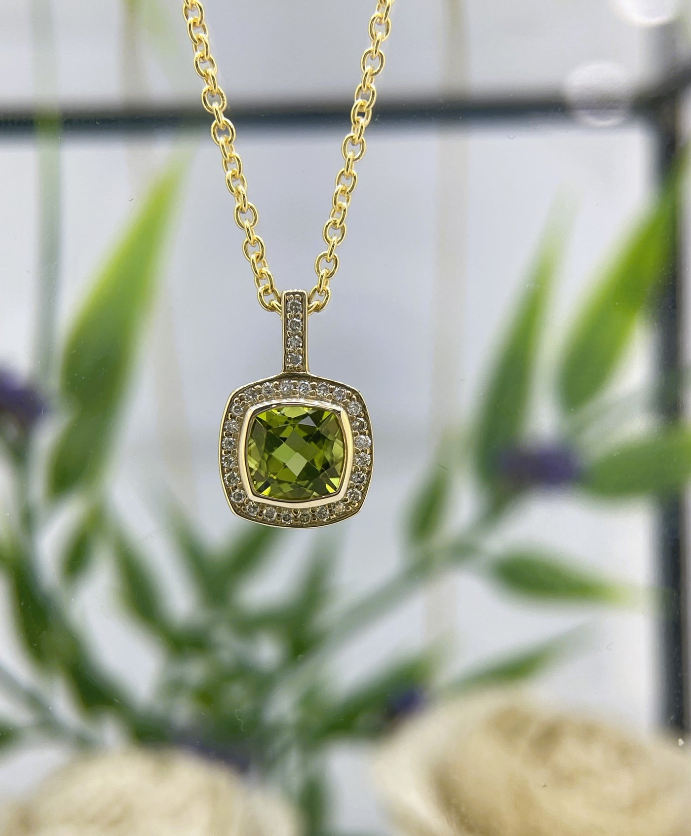 9ct Yellow gold Peridot & Diamond pendant