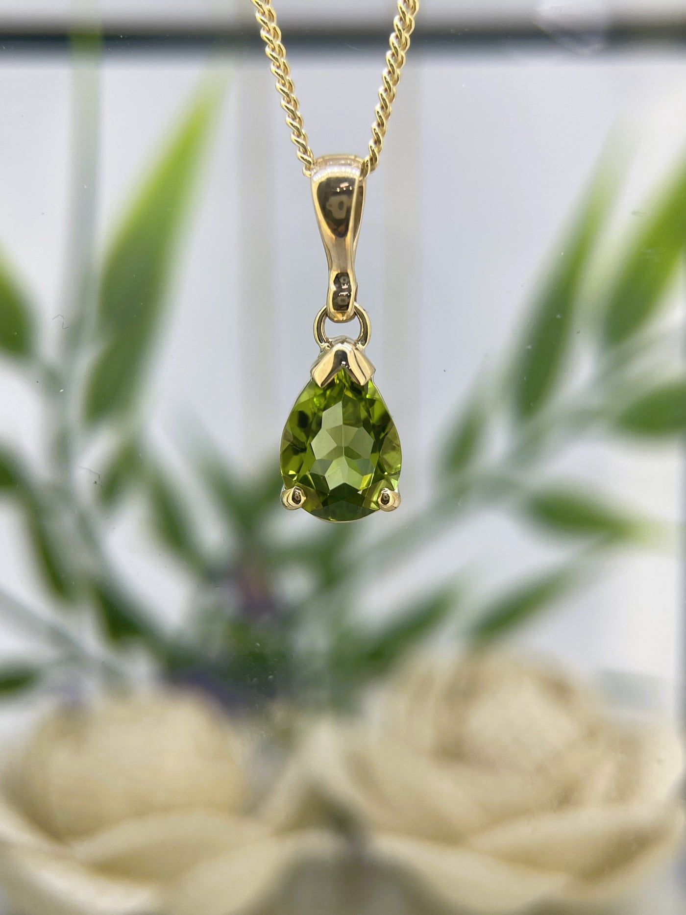 9ct Yellow gold Peridot pendant