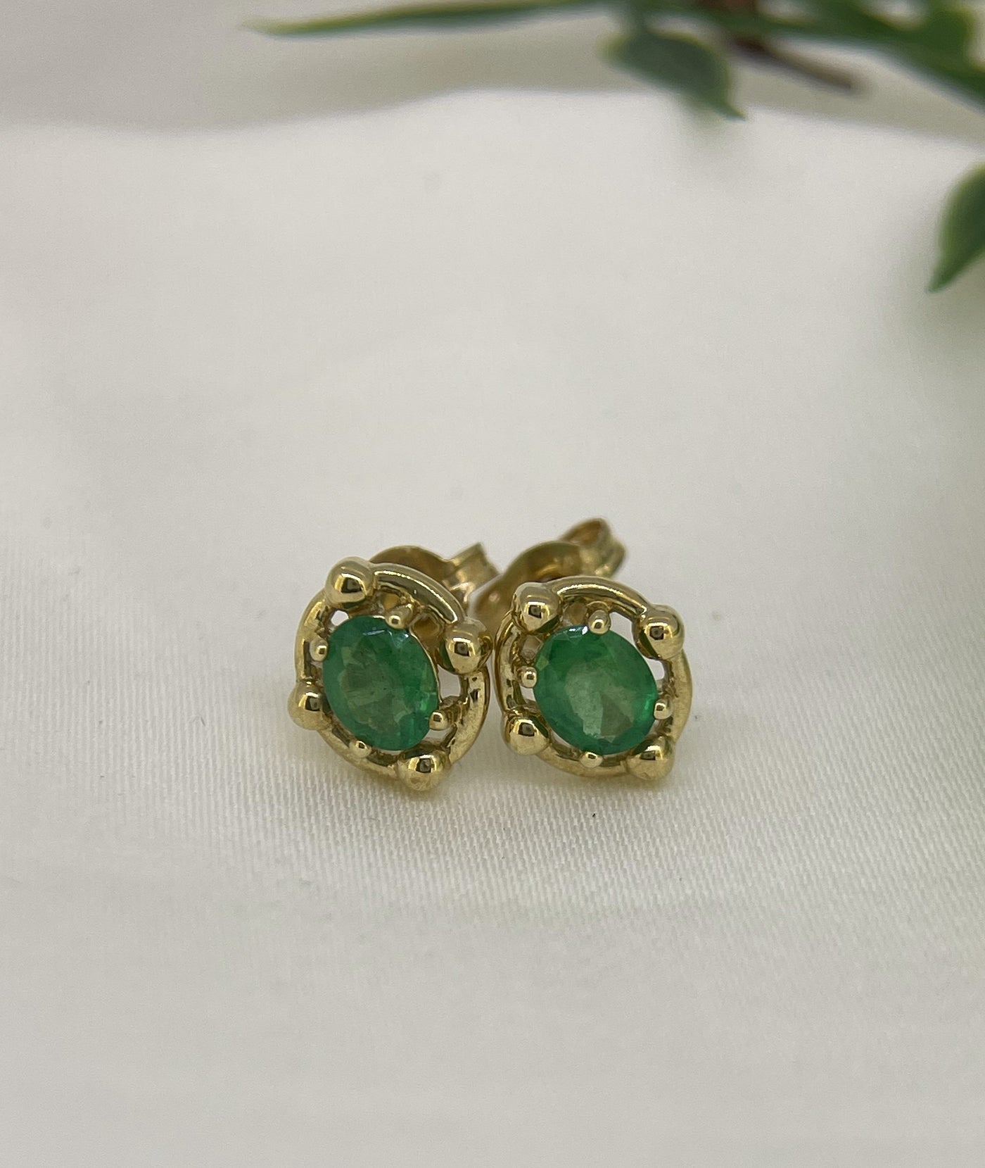 9ct Yellow gold & Emerald stud earrings