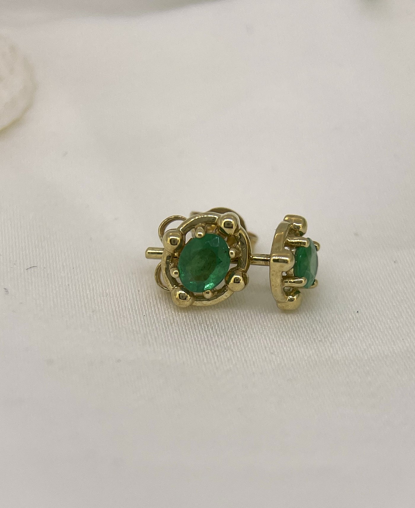 9ct Yellow gold & Emerald stud earrings