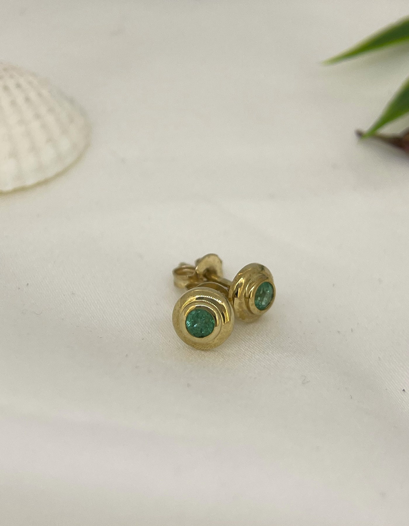 9ct Yellow Gold Emerald stud Earrings