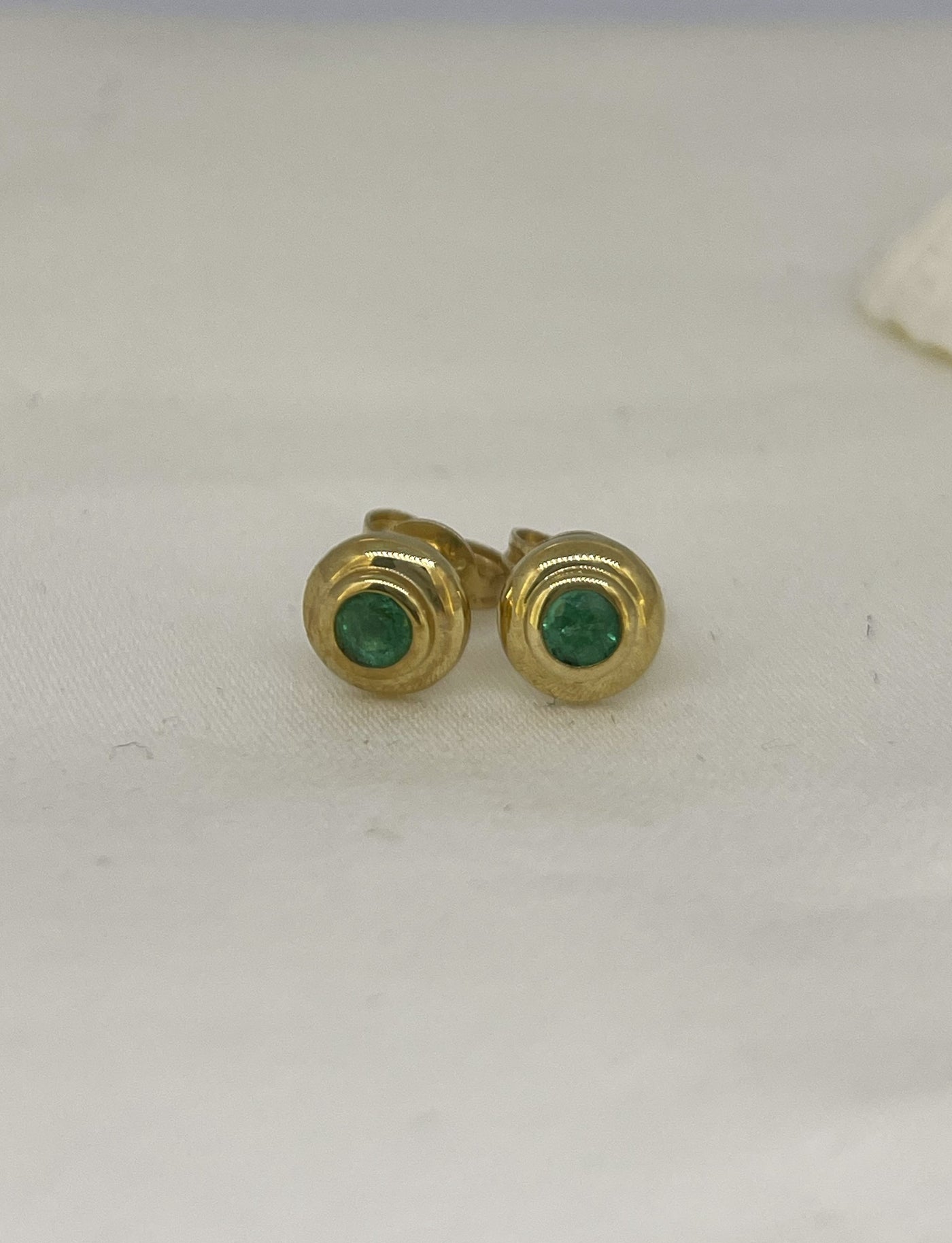 9ct Yellow Gold Emerald stud Earrings