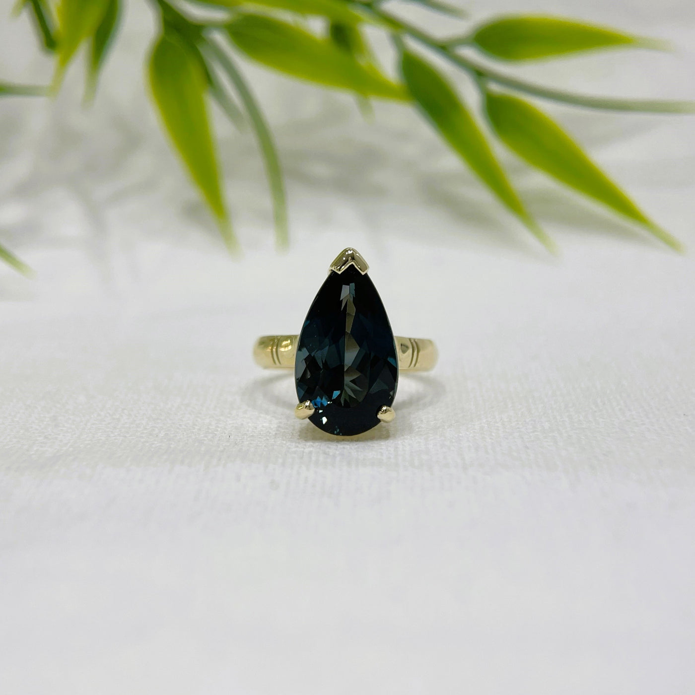 9ct Yellow gold London Blue Topaz ring