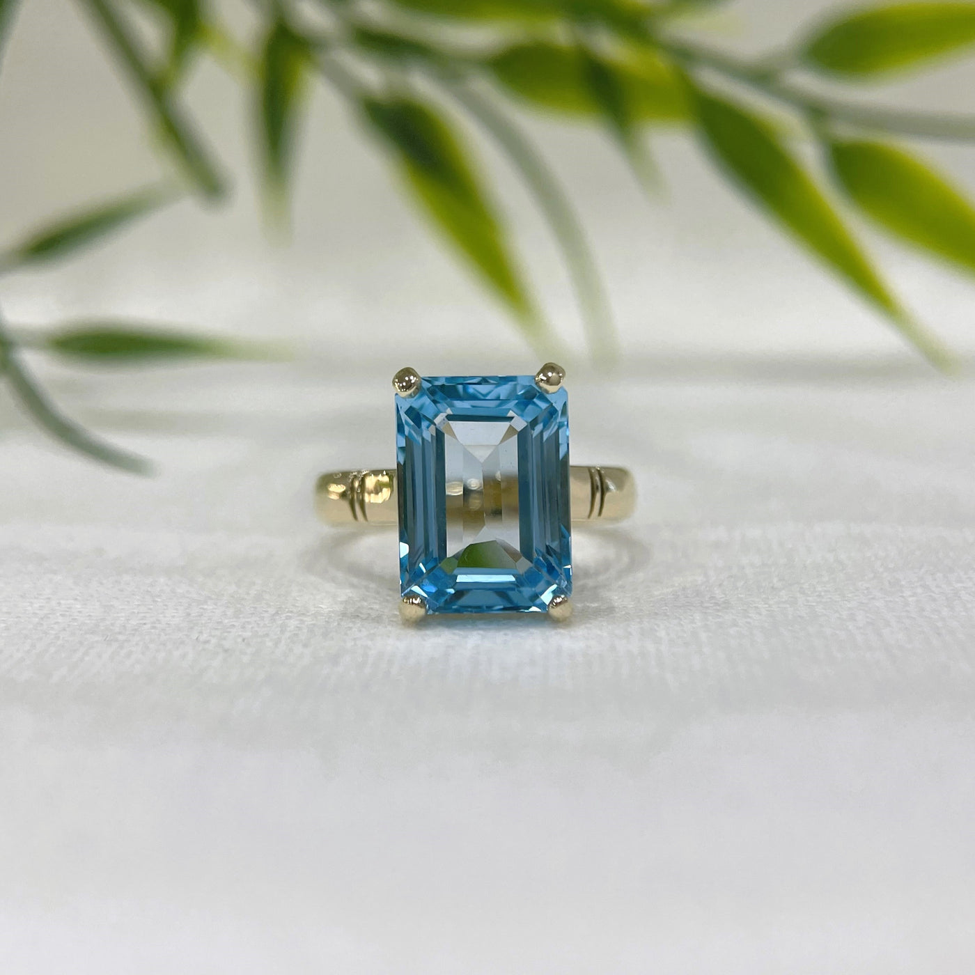 9ct Yellow gold Blue Topaz ring