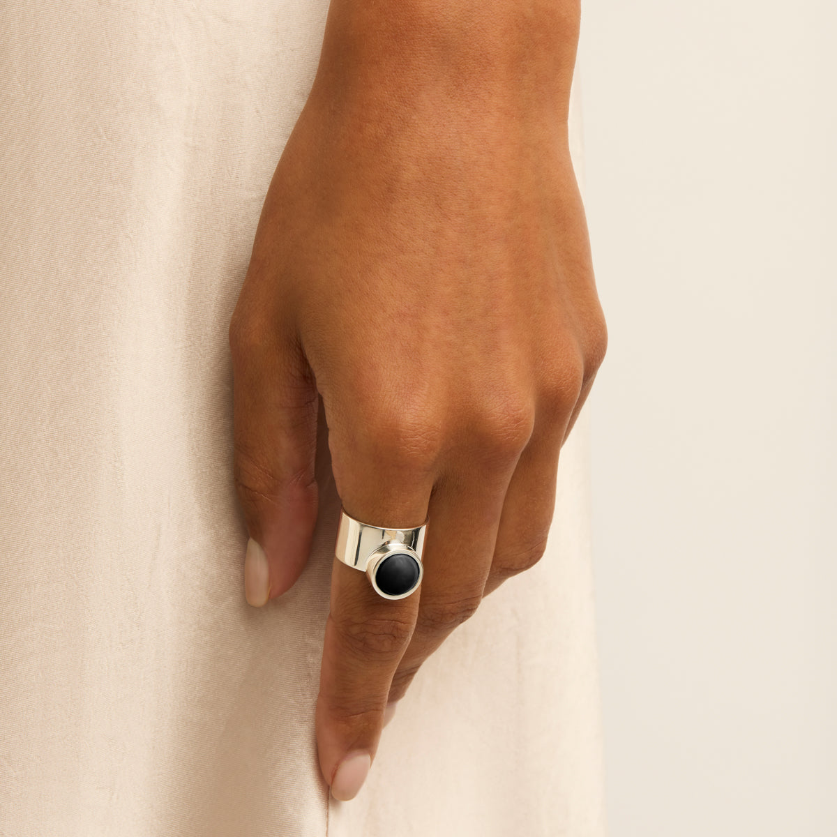Silver round onyx ring