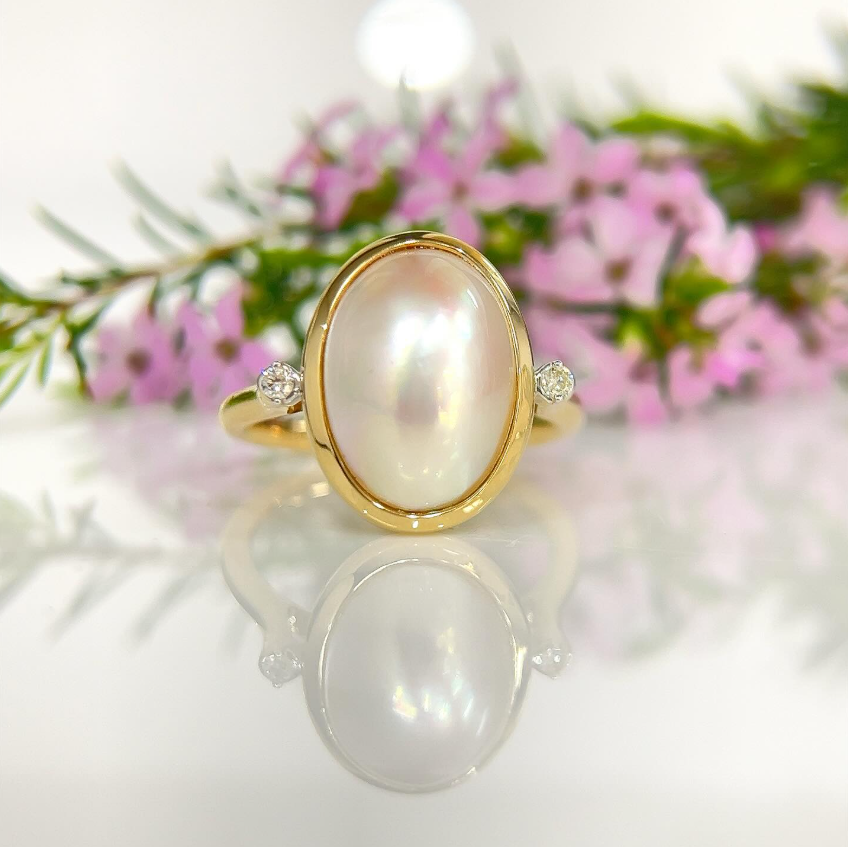 9ct Yellow gold Mabe pearl and Diamond ring