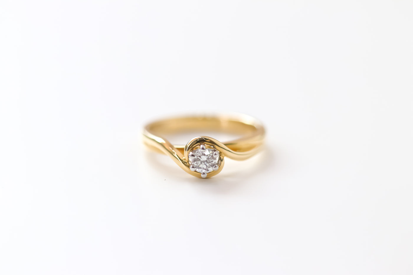 18ct Yellow Gold Diamond Twist Shoulder Engagement Ring